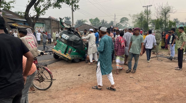 অটোরিকশায় বাসের ধাক্কা, প্রাণ গেল বাবা-মা-শিশুপুত্রসহ ৫ জনের